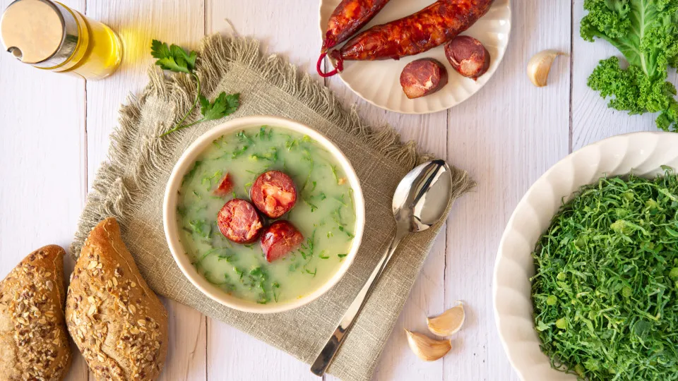 Sabores outonais! Receita de caldo verde fácil, saudável e reconfortante