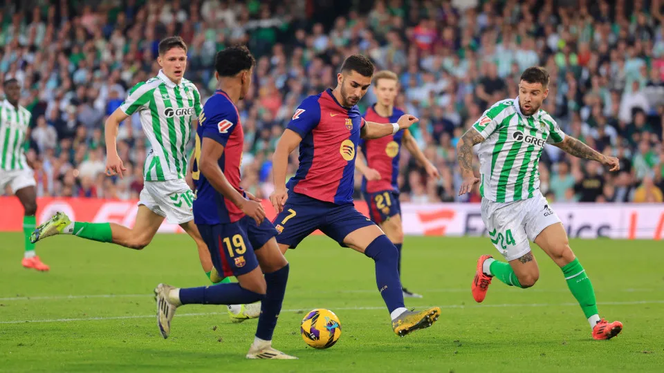 Barcelona 'desliza' em Sevilha. Real e Atlético já espreitam a liderança
