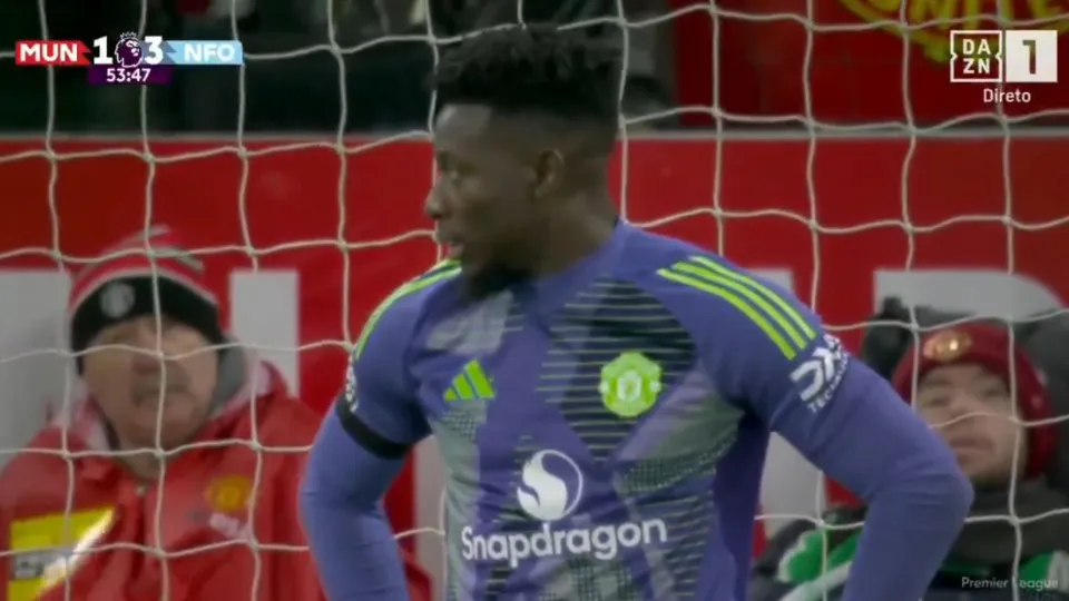 Defesa do United compromete e sofre dois golos... insólitos