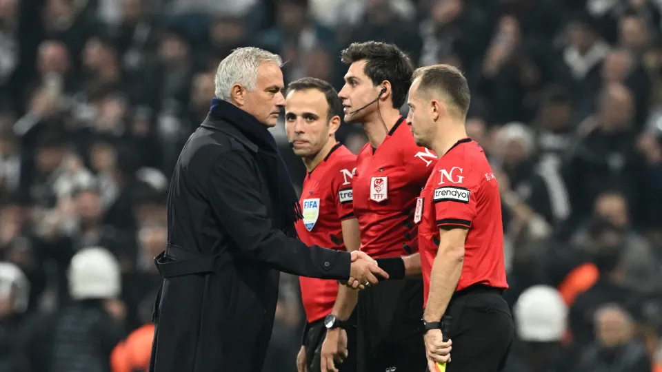 Mourinho ataca arbitragem após derrota: "Felicito o Besiktas e o árbitro"