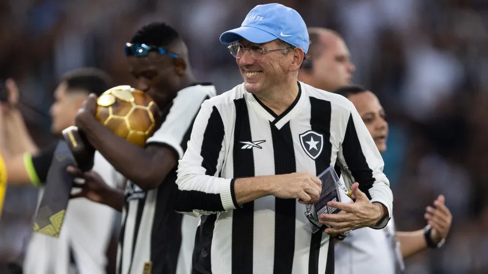 RIO DE JANEIRO, BRAZIL - DECEMBER 08: Owner John Textor of Botafogo celebrates after becoming champion of Brasileirao 2024 during the match between Botafogo and Sao Paulo as part of Brasileirao 2024 at Nilton Santos Stadium on December 08, 2024 in Rio de 