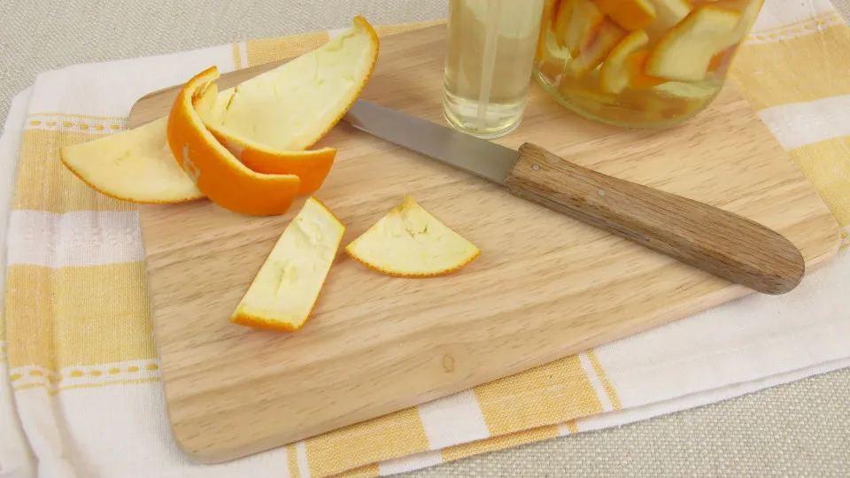 Saiba por que deve colocar cascas de laranja numa garrafa com vinagre