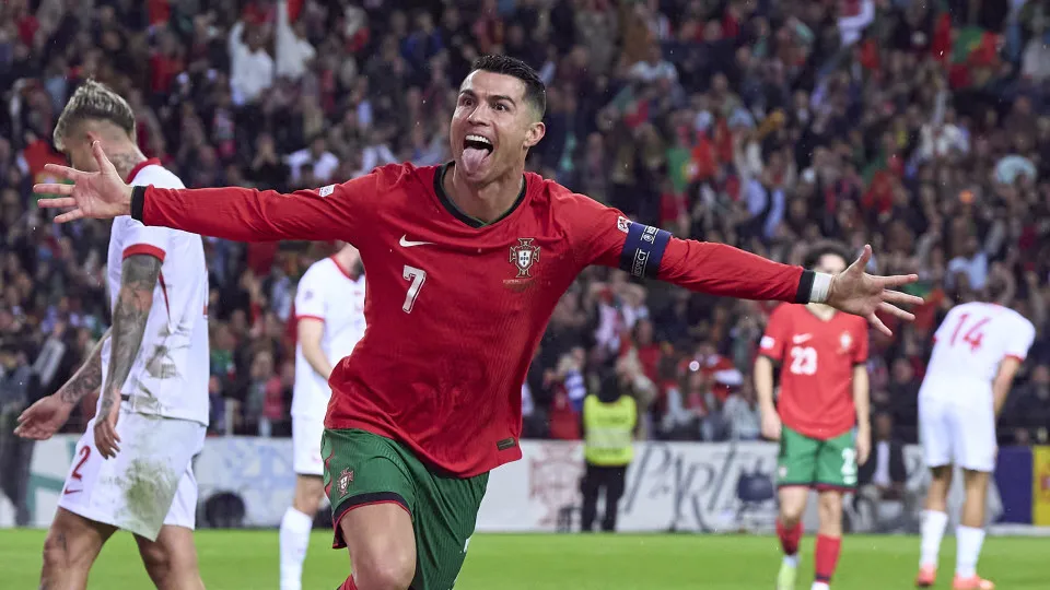 "O que vem aí?". Cristiano Ronaldo 'incendeia' redes com gesto enigmático