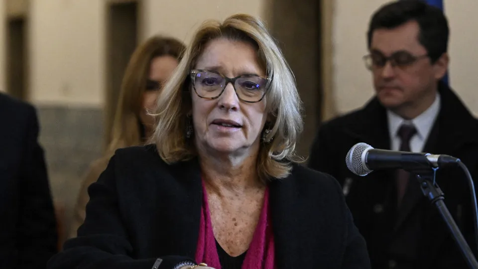 Ministra "não abre nem fecha a porta" a revisão em alta do SMN para 2027