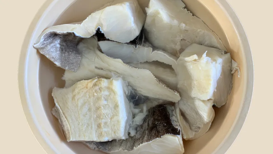 Demolhar o bacalhau tem muito que se lhe diga. É assim que se faz