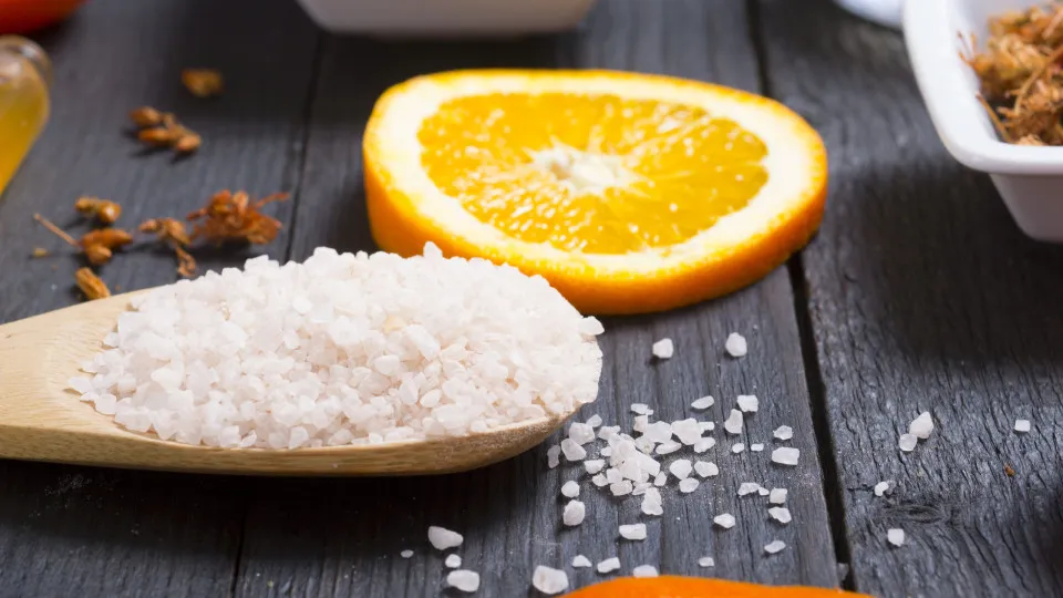 Misture cascas de laranja e duas colheres de sal. O resultado é genial