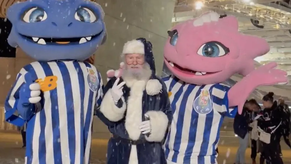 FC Porto presenteia adeptos com pai natal... azul e branco