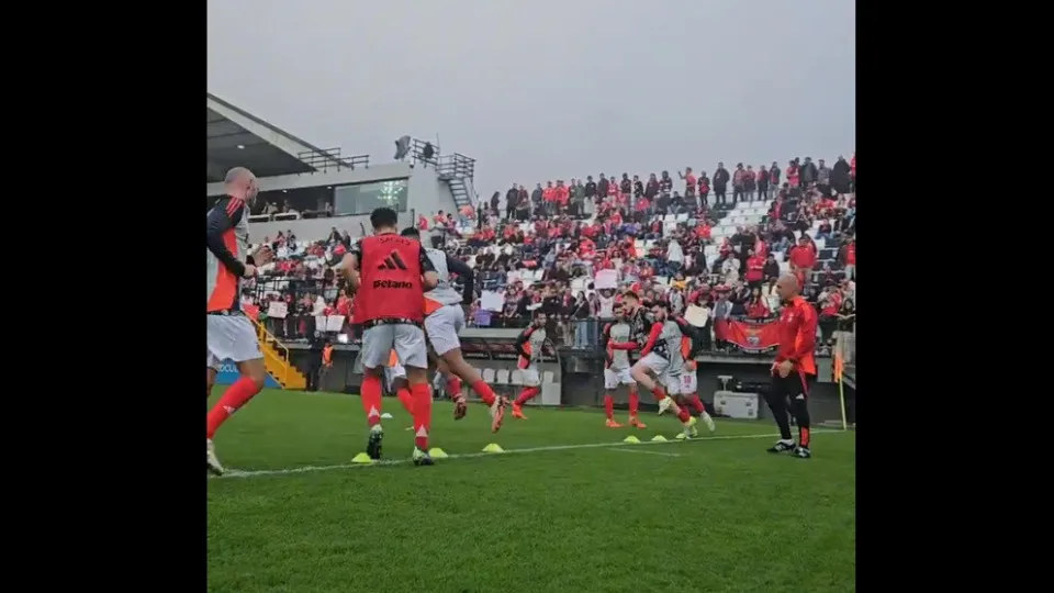 Como está o nevoeiro antes do jogo na Choupana? Benfica mostra tudo