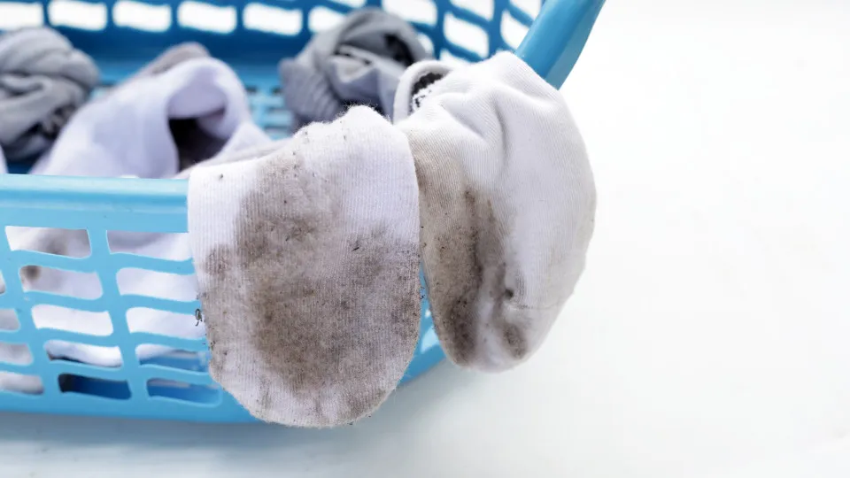 A dica do momento para recuperar meias encardidas sem gastar um dinheirão