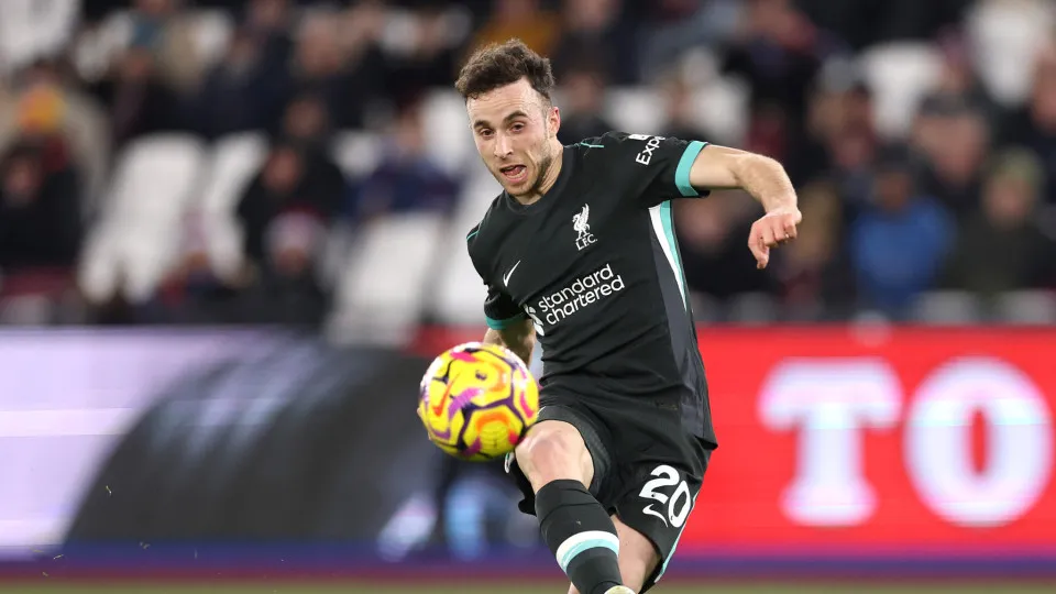LONDON, ENGLAND - DECEMBER 29: Diogo Jota of Liverpool scores his team's fifth goal past Alphonse Areola of West Ham United (not pictured) during the Premier League match between West Ham United FC and Liverpool FC at London Stadium on December 29, 2024 i