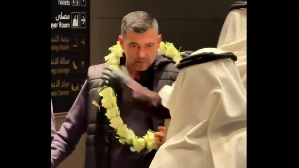 Um clássico. Sérgio Conceição chegou à Arábia Saudita e recebeu isto