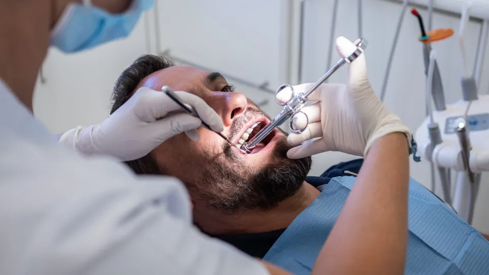 Falta de carreira dificulta contratação de dentistas nos centros de saúde