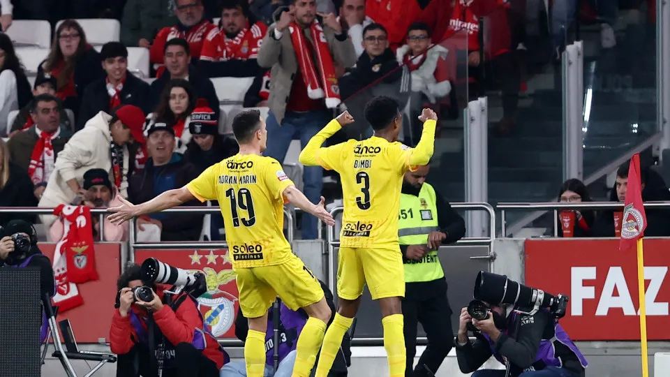 Nevoeiro 'trama' FC Porto. Sporting empata e Benfica cai com estrondo