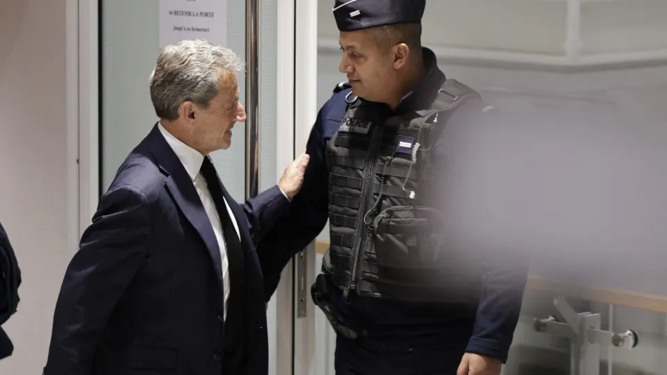 Ex-presidente francês Nicolas Sarkozy condenado a cinco anos de prisão