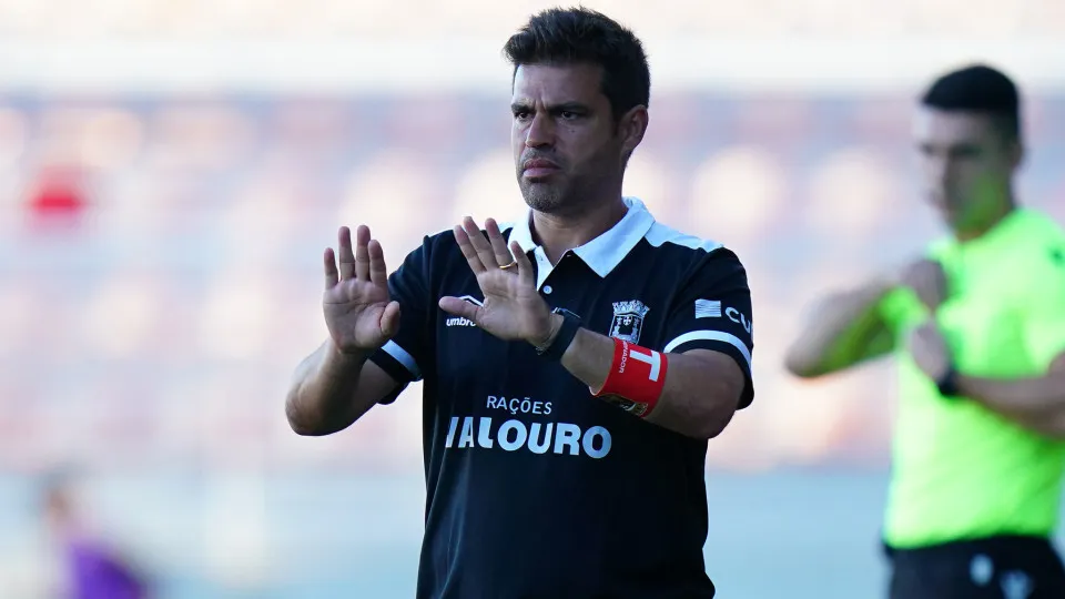 SEIXAL, PORTUGAL - AUGUST 18:  Head Coach Tiago Fernandes of SCU Torreense in action during the Liga Portugal 2 Meu Super match between SL Benfica B and SCU Torreense at Benfica Campus on August 18, 2024 in Seixal, Portugal.  (Photo by Gualter Fatia/Getty