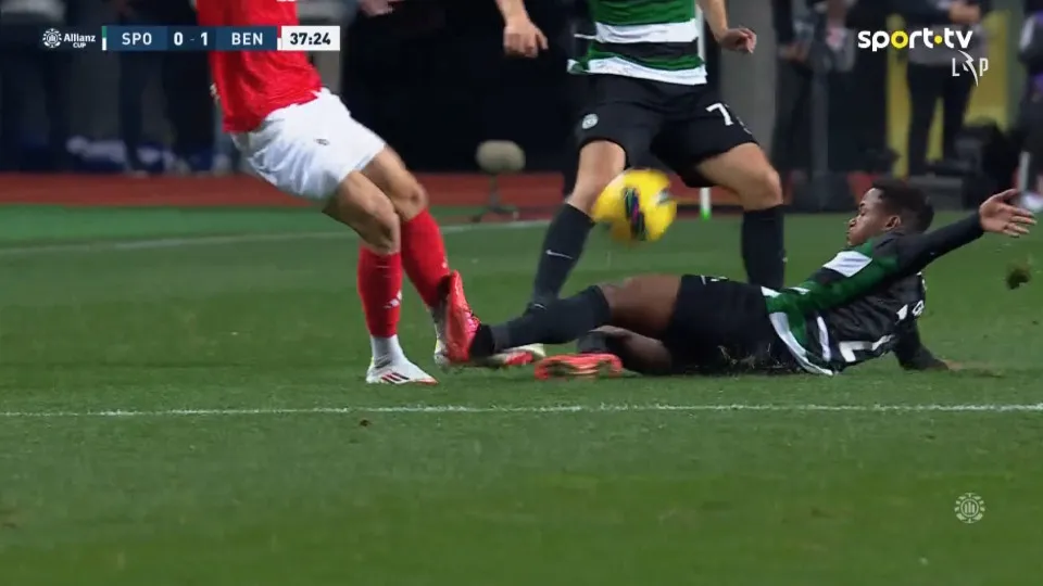 Mão de João Simões? Agressão de Carreras? Os casos do Sporting-Benfica