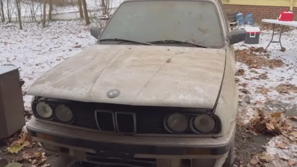 Este BMW E30 até tinha ninhos de rato, mas ganhou uma nova vida