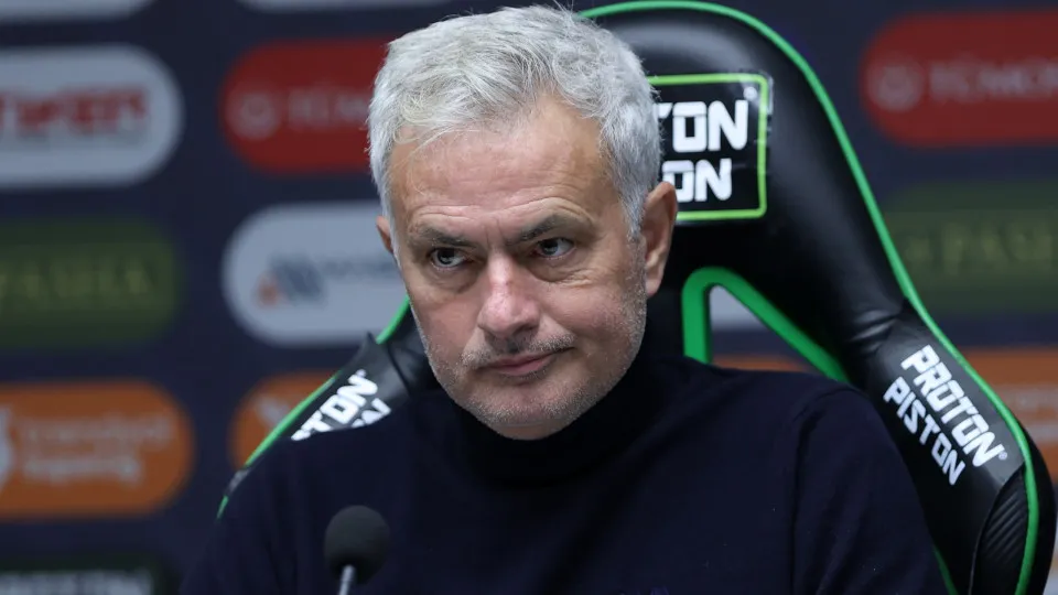 Famoso cantor turco 'arrasa' José Mourinho: "Faz as malas e vai embora"