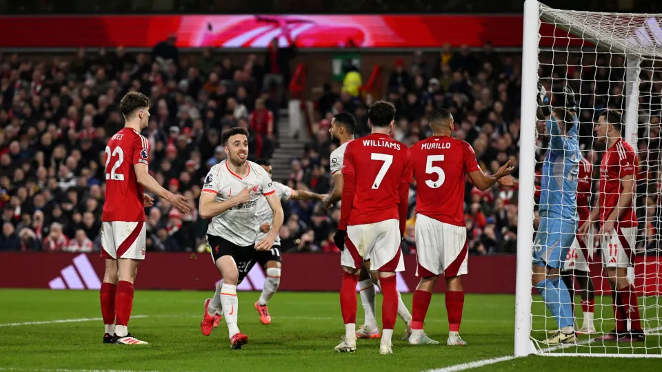 NOTTINGHAM, ENGLAND - JANUARY 14: (THE SUN OUT, THE SUN ON SUNDAY OUT) Diogo Jota of Liverpool celebrates scoring his team's first goal during the Premier League match between Nottingham Forest FC and Liverpool FC at City Ground on January 14, 2025 in Not