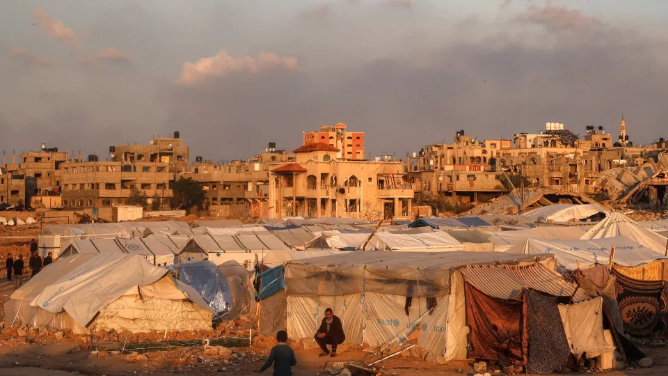 Israel ataca norte da Faixa de Gaza após hora marcada para cessar-fogo