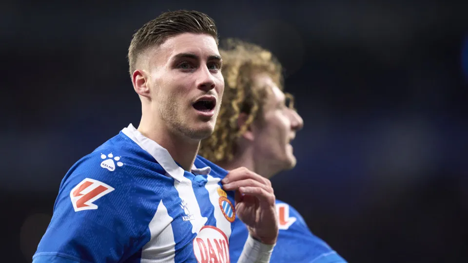 BARCELONA, SPAIN - JANUARY 17: Roberto Fernandez of RCD Espanyol de Barcelona looks on during the LaLiga match between RCD Espanyol de Barcelona and Real Valladolid CF at RCDE Stadium on January 17, 2025 in Barcelona, Spain. (Photo by Pablo Rodriguez/Qual