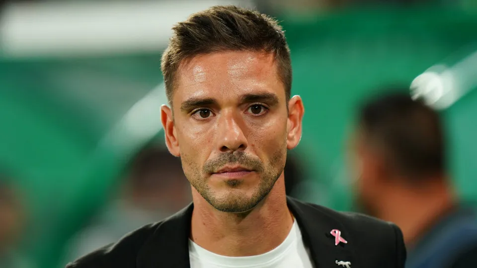 LISBON, PORTUGAL - OCTOBER 29:  Head Coach Tiago Margarido of CD Nacional before the start of the Allianz Cup match between Sporting CP and CD Nacional at Estadio Jose Alvalade on October 29, 2024 in Lisbon, Portugal.  (Photo by Gualter Fatia/Getty Images