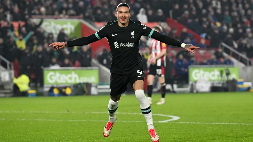 BRENTFORD, ENGLAND - JANUARY 18: (SUN OUT, SUN ON SUNDAY OUT) Darwin Nunez of Liverpool celebrates scoring his team's second goal during the Premier League match between Brentford FC and Liverpool FC at Gtech Community Stadium on January 18, 2025 in Brent