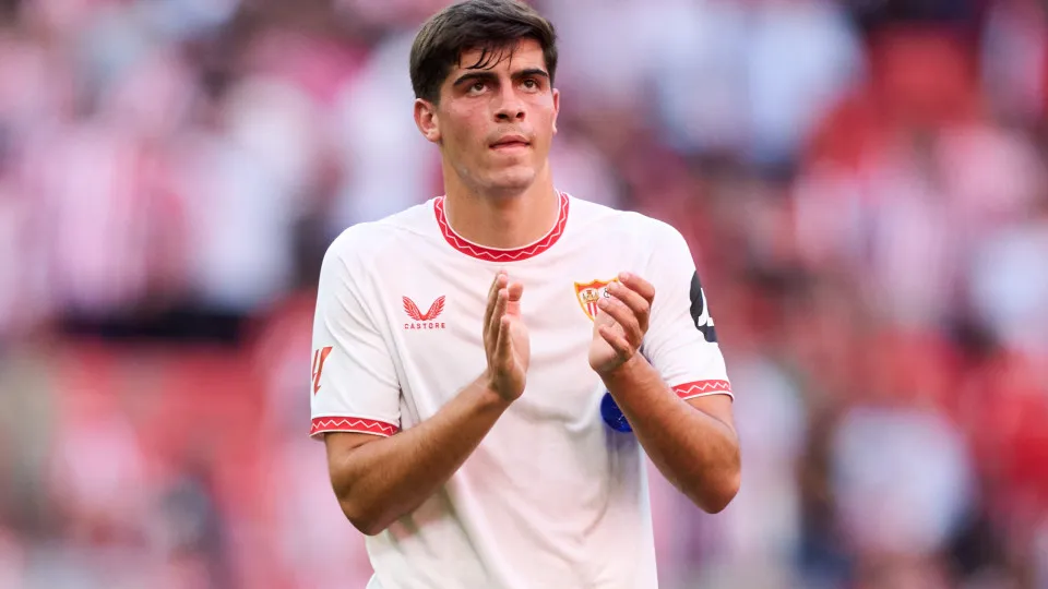 Espanhóis colocam lateral direito do Sevilla na agenda do Sporting