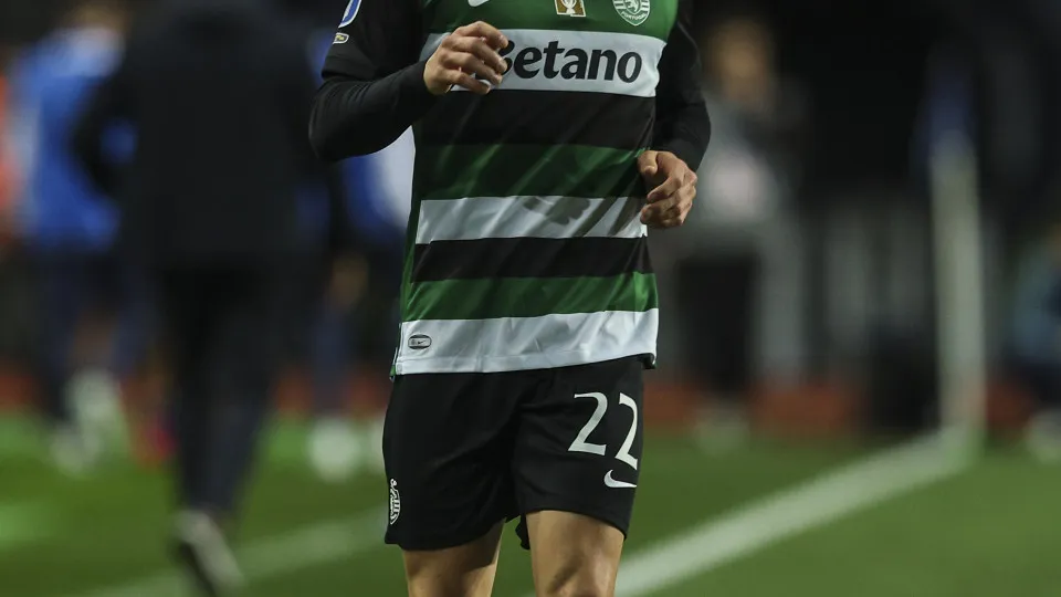 LEIRIA, PORTUGAL - JANUARY 7: Ivan Fresneda of Sporting CP controls the ball during the match between Sporting CP and FC Porto for Allianz Cup Semi Final at Estadio Municipal de Leiria on January 7, 2025 in Leiria, Portugal. (Photo by Carlos Rodrigues/Get