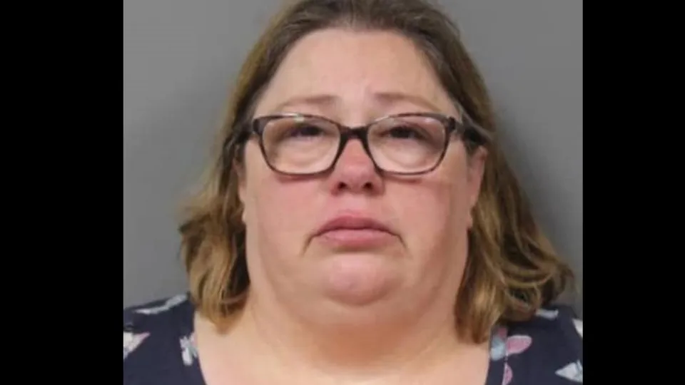 Mulher que matou filho ao sentar-se em cima dele condenada a 6 anos