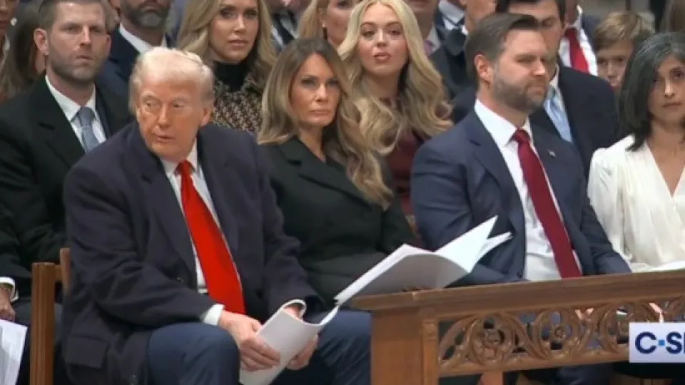 Trump levou 'sermão' durante tomada de posse. Não gostou e demonstrou