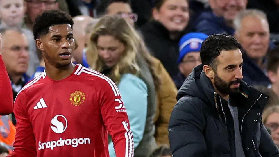 IPSWICH, ENGLAND - NOVEMBER 24: Ruben Amorim, Head Coach of Manchester United, interacts with Alejandro Garnacho of Manchester United as team mates Marcus Rashford and Diogo Dalot look on during the Premier League match between Ipswich Town FC and Manches