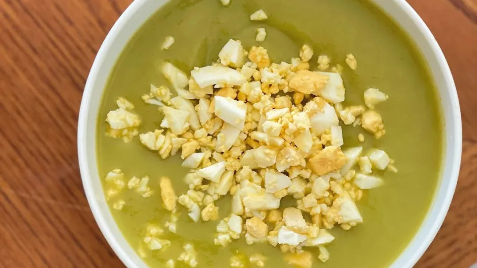 Delicie-se com um creme de coentros com ovo picado. Aqui tem a receita