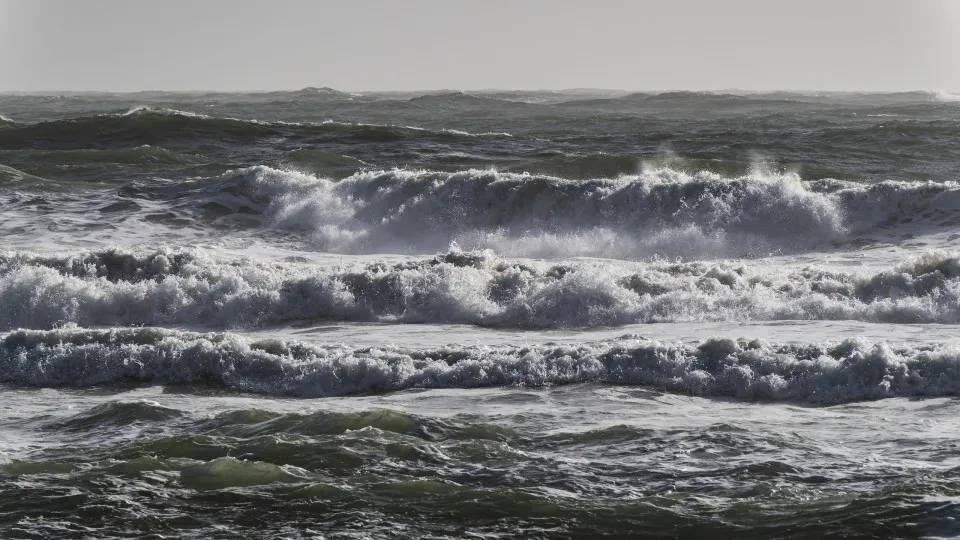 Mar "desagrava", mas ondas mantêm energia: Cuidado até ao fim de semana