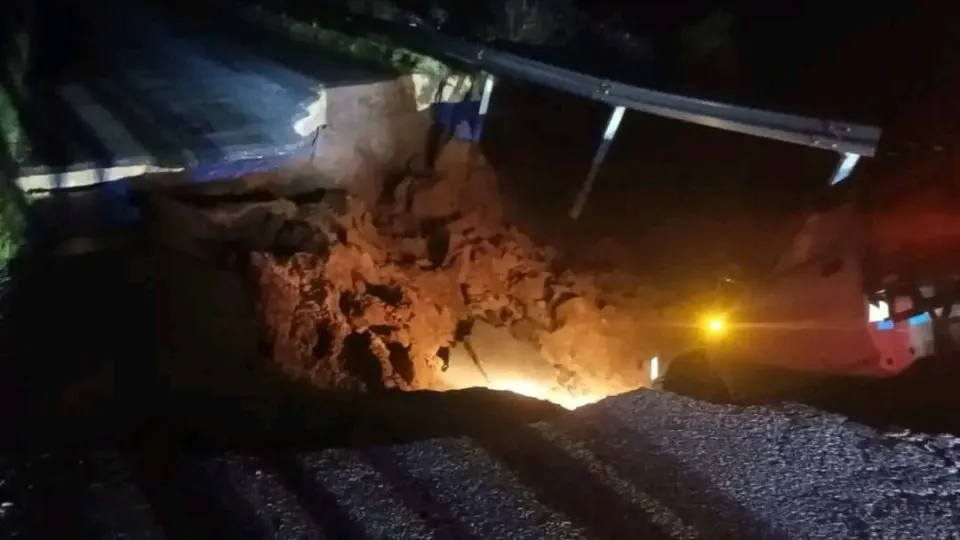 Mau tempo provoca deslizamento de terras em Tarouca. EN329 cortada