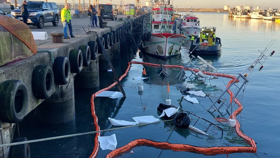 Embarcação de pesca afunda-se no cais da Docapesca em Matosinhos