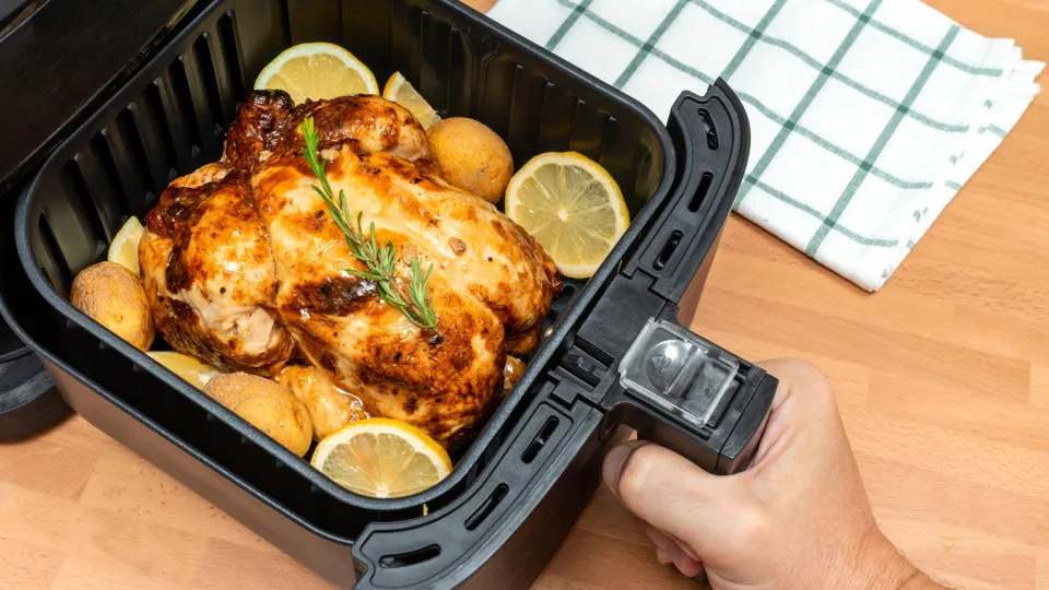 Nunca pensou que fosse tão simples fazer frango assado na 'air fryer'