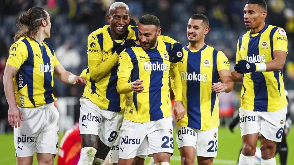 Talisca marca, Fenerbahçe goleia, mas Mourinho não tem razões para sorrir