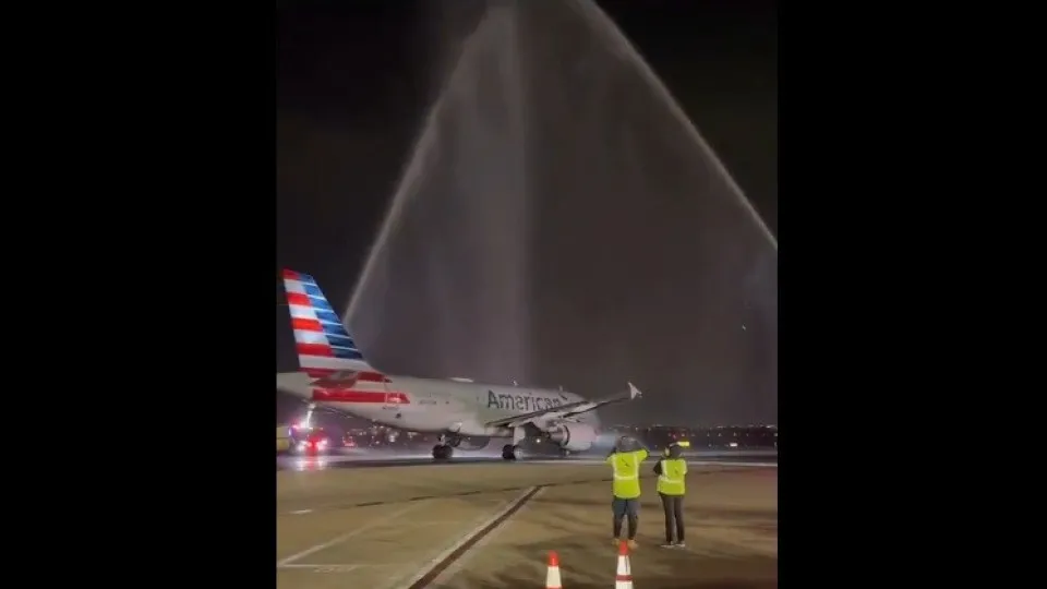 Assistente de bordo que morreu em queda de avião homenageado em aeroporto