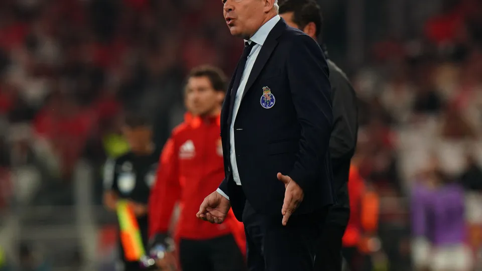 LISBON, PORTUGAL - NOVEMBER 10: Football Director Jorge Costa of FC Porto during the Liga Portugal Betclic match between SL Benfica and FC Porto at Estadio da Luz on November 10, 2024 in Lisbon, Portugal.  (Photo by Gualter Fatia/Getty Images)