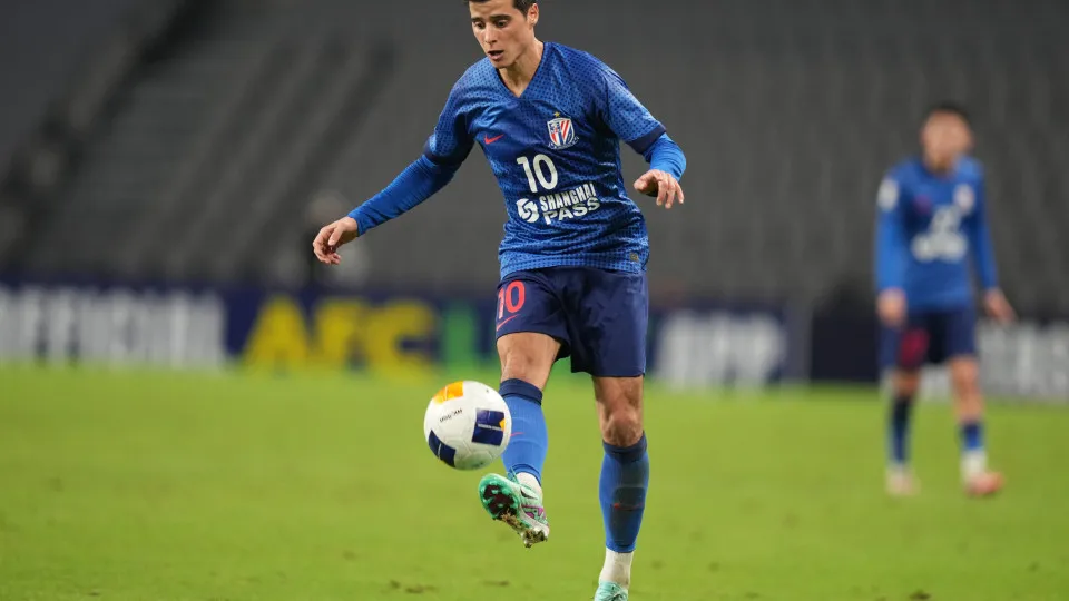 SHANGHAI, CHINA - OCTOBER 23:João Carlos Teixeira of Shanghai Shenhua FC competes the ball during the AFC Champions League Elite East Region match between Shanghai Shenhua and Kawasaki Frontale at Shanghai Stadium on October 23, 2024 in Shanghai, China. (