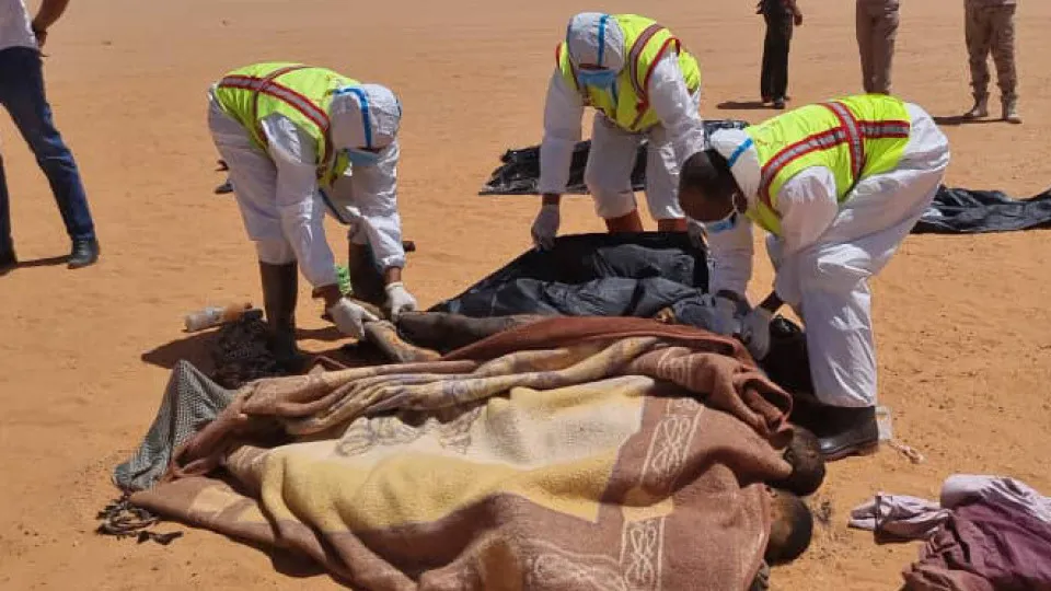 Encontrada vala comum com 30 corpos no deserto na Líbia
