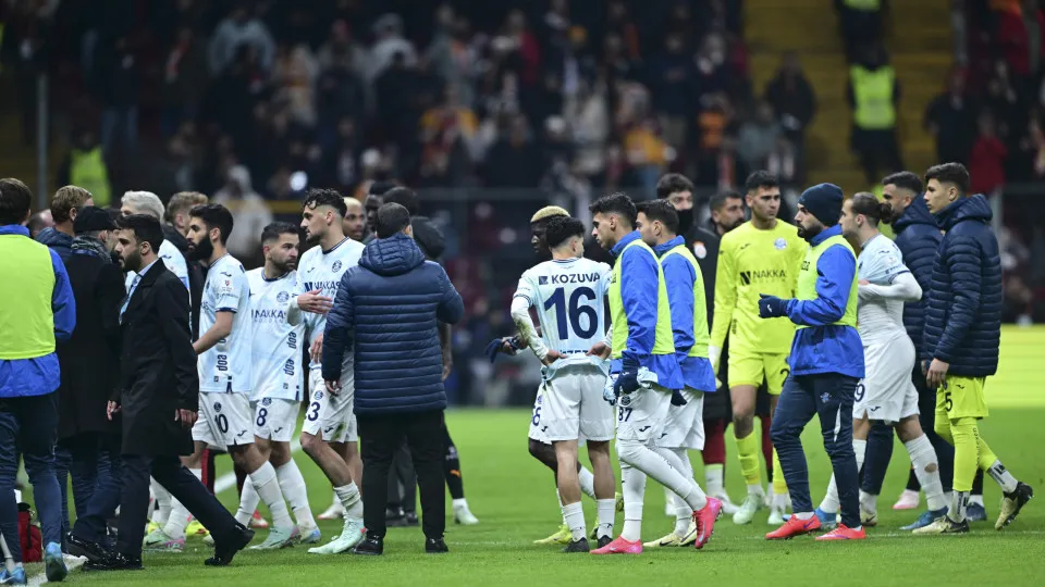 Polémica. Jogadores do Adana tomam decisão drástica e abandonam encontro