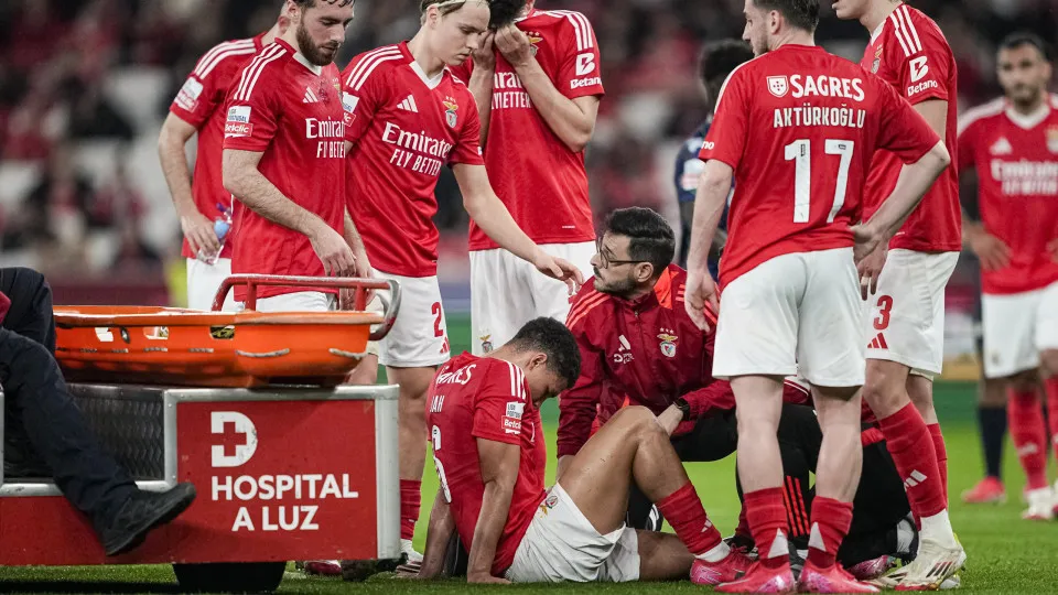 LISBON, PORTUGAL - FEBRUARY 8: Alexander Bah of Benfica (C) is assisted by medical during the Liga Portugal Betclic match between Sport Lisboa e Benfica and Moreirense FC at Estadio do SL Benfica on February 8, 2025 in Lisbon, Portugal. (Photo by Pedro Lo