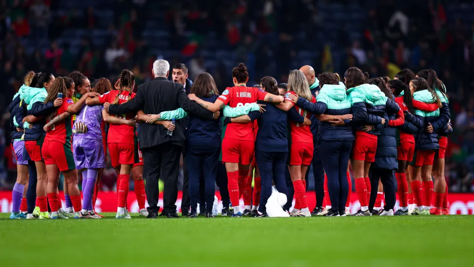 PORTO, PORTUGAL - NOVEMBER 29: Head Coach Francisco Neto of Portugal and Portugal Players form a circle aftero the UEFA Women's Championship Qualification match between Portugal and Czech Republic at Estadio do Dragao on November 29, 2024 in Porto, Portug