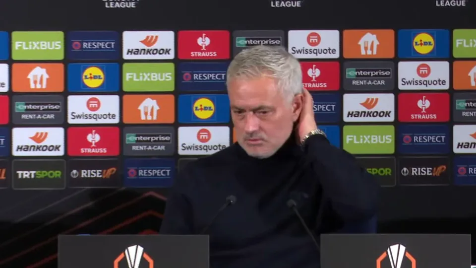Mourinho recebeu prenda de ex-Benfica após vitória: "Muito feliz"