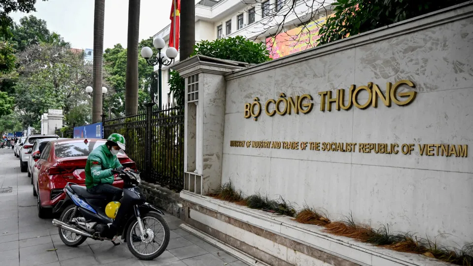 Vietname vai despedir 100 mil funcionários públicos