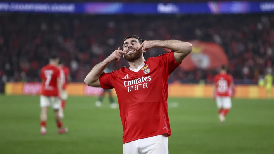 LISBON, PORTUGAL - FEBRUARY 18: Orkun Kokcu of SL Benfica celebrates after scoring his team's third goal during the UEFA Champions League 2024/25 League Knockout Play-off second leg match between SL Benfica and AS Monaco at Estadio da Luz on February 18, 