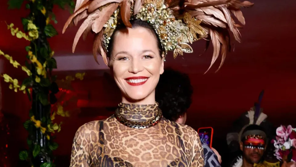 No Brasil, Joana de Verona dá nas vistas enquanto "musa de Carnaval"