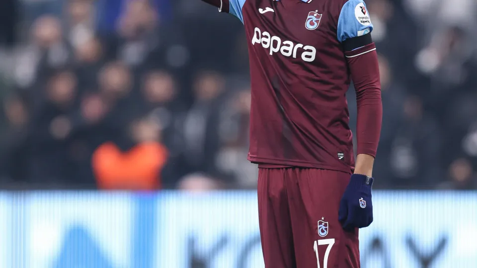ISTANBUL, TURKEY - FEBRUARY 15: Simon Banza of Trabzonspor gestures during the Turkish Super League match between Besiktas and Trabzonspor at Turpas Stadium on February 15, 2025 in Istanbul, Turkey.  (Photo by Ahmad Mora/Getty Images)
